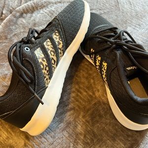 Adidas cloud foam tennis shoes back with cheetah logo